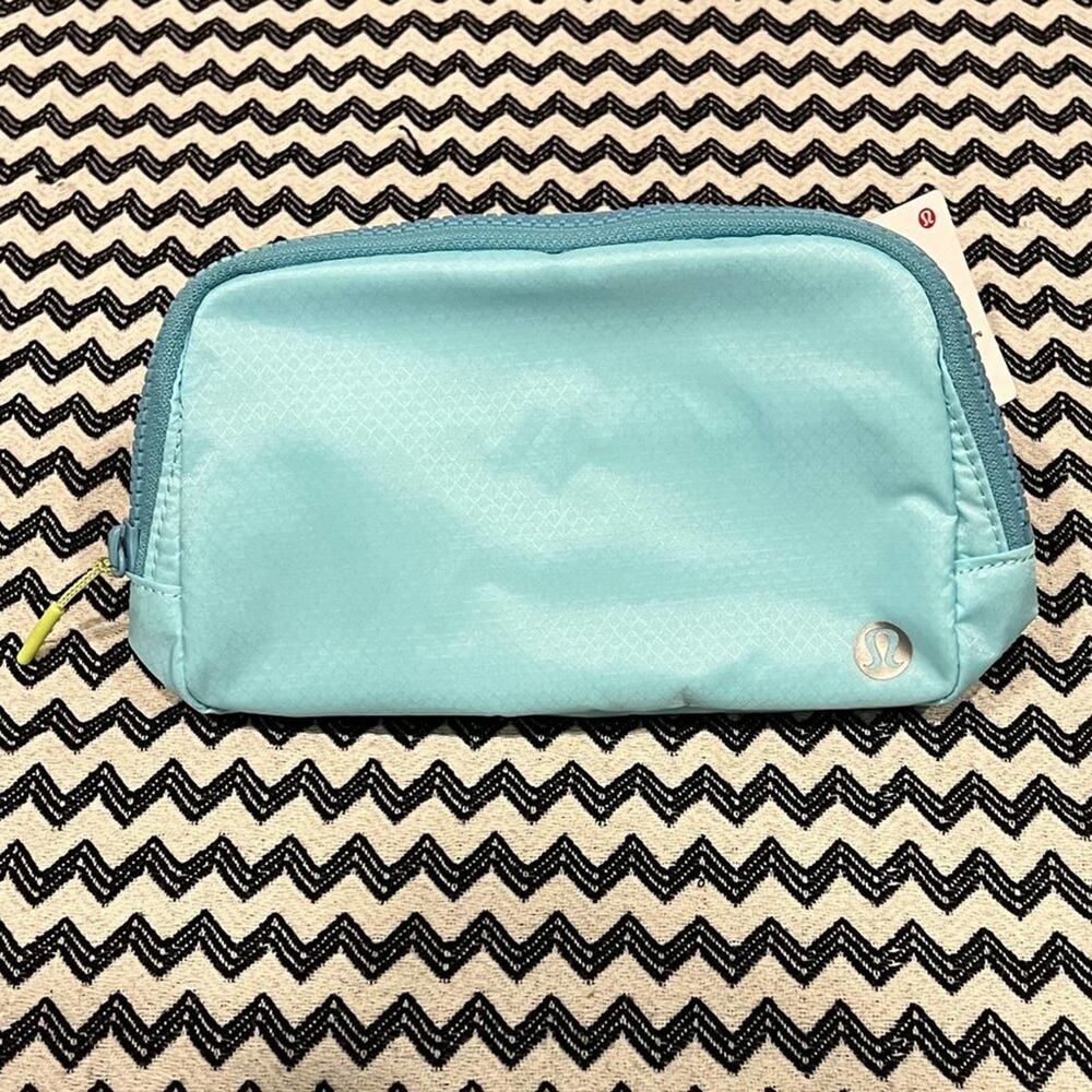 NWT OG Icing Blue/Eton Blue lululemon Everywhere Belt Bag EBB 1L - Picture 1 of 9